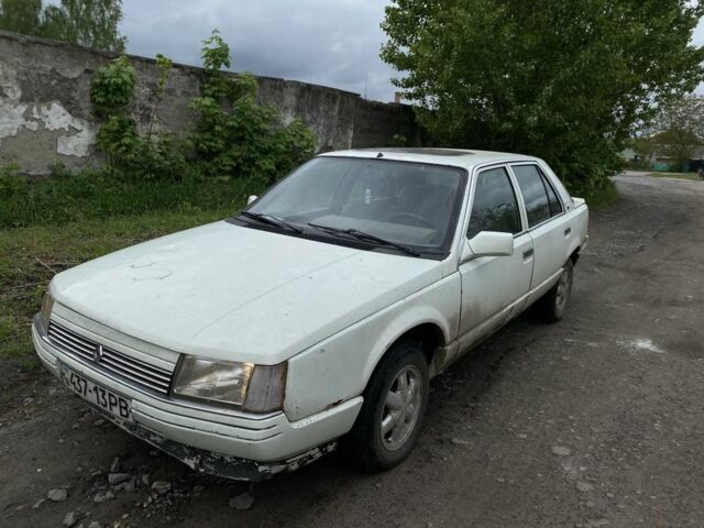 Белый Рено 25, объемом двигателя 2 л и пробегом 200 тыс. км за 800 $, фото 1 на Automoto.ua