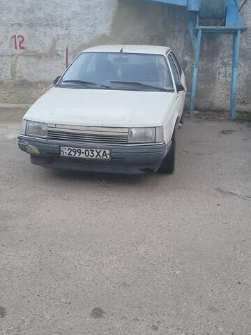 Білий Рено 25, об'ємом двигуна 2 л та пробігом 300 тис. км за 700 $, фото 1 на Automoto.ua