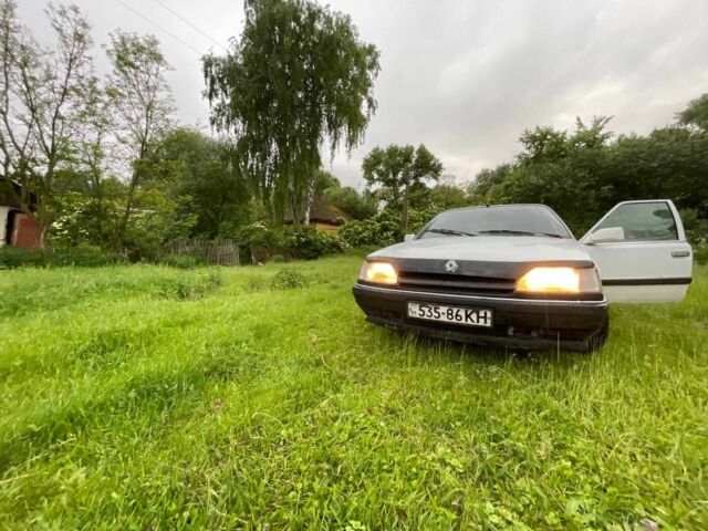Белый Рено 25, объемом двигателя 2 л и пробегом 458 тыс. км за 858 $, фото 1 на Automoto.ua