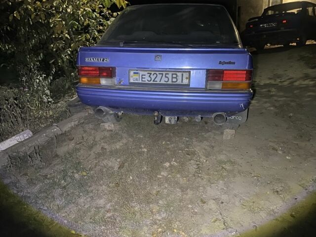 Синий Рено 25, объемом двигателя 1.7 л и пробегом 250 тыс. км за 402 $, фото 1 на Automoto.ua