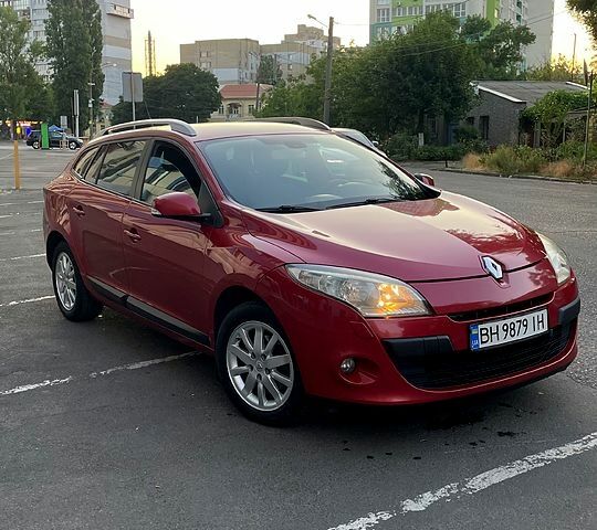 Красный Рено 3, объемом двигателя 1.5 л и пробегом 26500 тыс. км за 6300 $, фото 1 на Automoto.ua