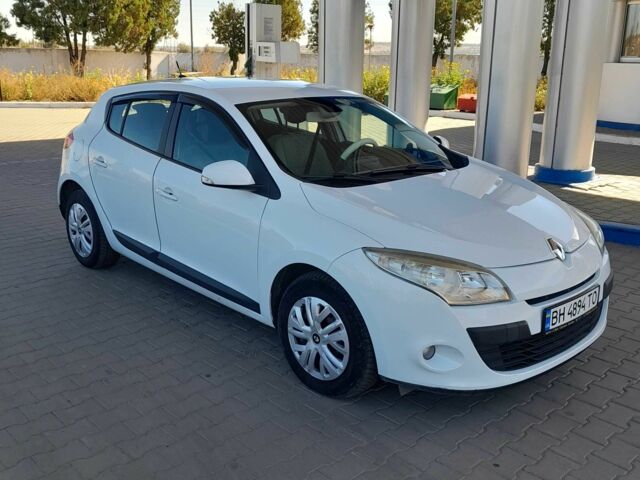 Белый Рено 4, объемом двигателя 1.5 л и пробегом 300 тыс. км за 5999 $, фото 1 на Automoto.ua
