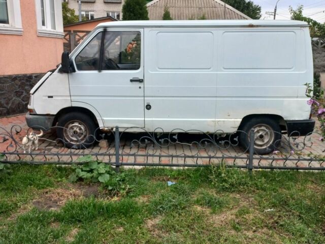 Белый Рено 4, объемом двигателя 2.1 л и пробегом 365 тыс. км за 1700 $, фото 1 на Automoto.ua