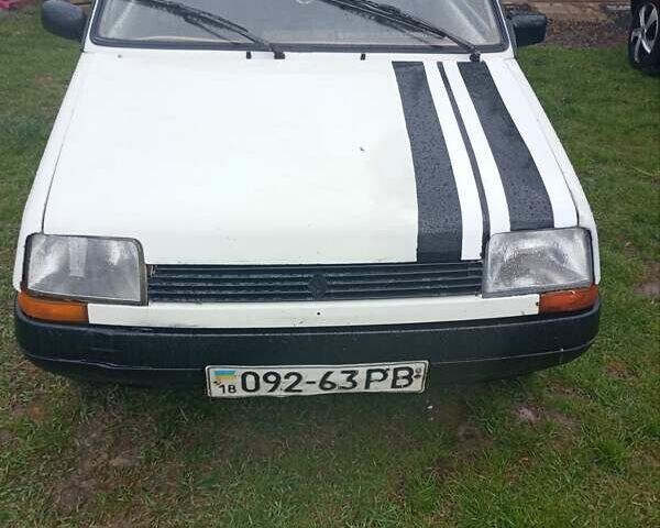 Белый Рено 5, объемом двигателя 1.4 л и пробегом 300 тыс. км за 800 $, фото 1 на Automoto.ua