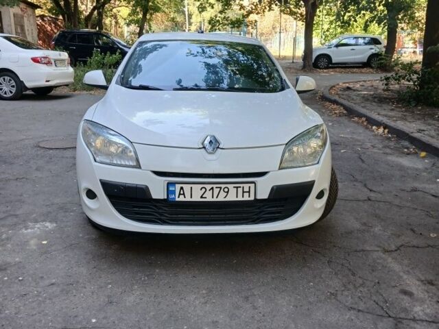 Белый Рено 5, объемом двигателя 1.5 л и пробегом 400 тыс. км за 5794 $, фото 1 на Automoto.ua