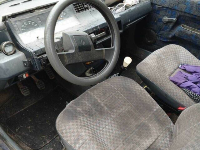 Синий Рено 5, объемом двигателя 1.4 л и пробегом 220 тыс. км за 400 $, фото 1 на Automoto.ua