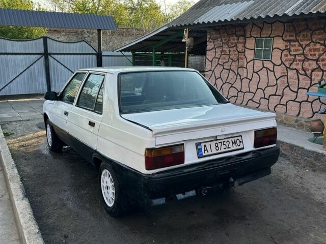 Белый Рено 9, объемом двигателя 1.7 л и пробегом 320 тыс. км за 664 $, фото 1 на Automoto.ua