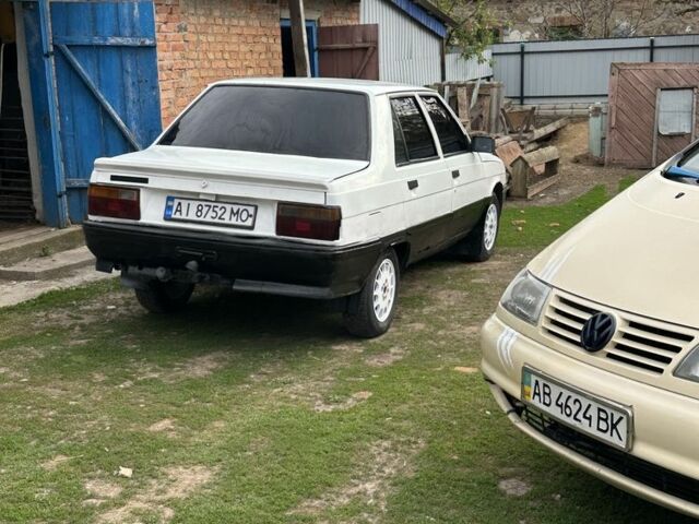 Белый Рено 9, объемом двигателя 1.7 л и пробегом 320 тыс. км за 567 $, фото 1 на Automoto.ua