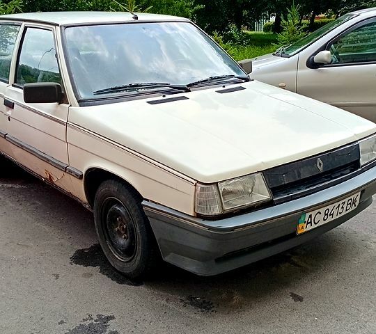 Білий Рено 9, об'ємом двигуна 1.4 л та пробігом 0 тис. км за 800 $, фото 1 на Automoto.ua