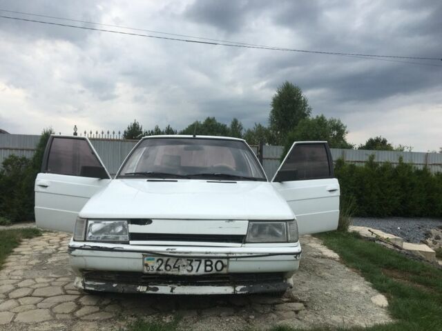 Белый Рено 9, объемом двигателя 1.4 л и пробегом 303 тыс. км за 1567 $, фото 1 на Automoto.ua