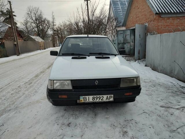 Белый Рено 9, объемом двигателя 1.4 л и пробегом 220 тыс. км за 850 $, фото 1 на Automoto.ua