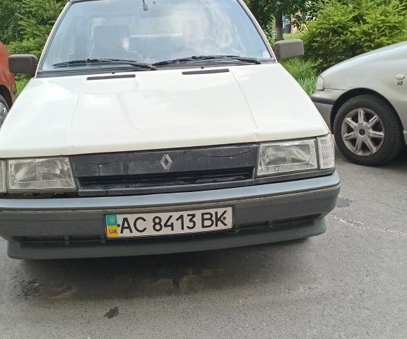 Білий Рено 9, об'ємом двигуна 1.4 л та пробігом 400 тис. км за 550 $, фото 1 на Automoto.ua