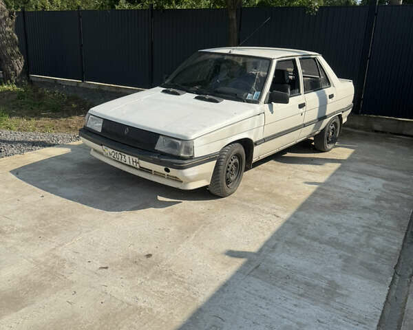 Білий Рено 9, об'ємом двигуна 1.4 л та пробігом 255 тис. км за 500 $, фото 1 на Automoto.ua