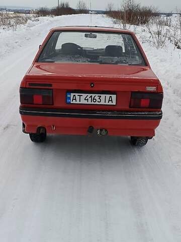 Красный Рено 9, объемом двигателя 1.6 л и пробегом 150 тыс. км за 550 $, фото 1 на Automoto.ua