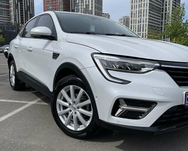 Белый Рено Arkana, объемом двигателя 1.6 л и пробегом 102 тыс. км за 15799 $, фото 1 на Automoto.ua