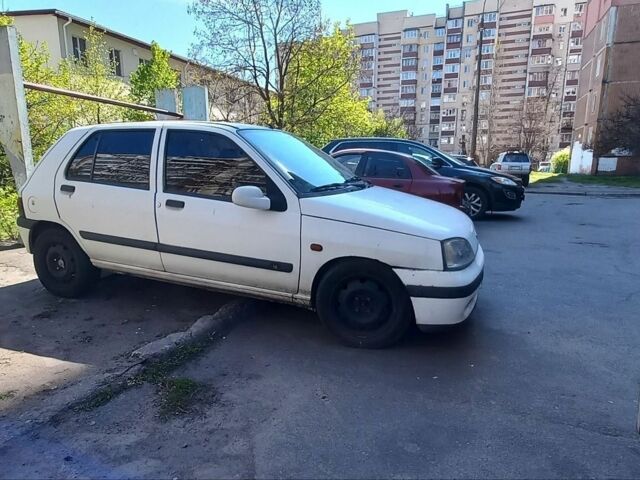 Белый Рено Клио, объемом двигателя 1.4 л и пробегом 100 тыс. км за 566 $, фото 1 на Automoto.ua