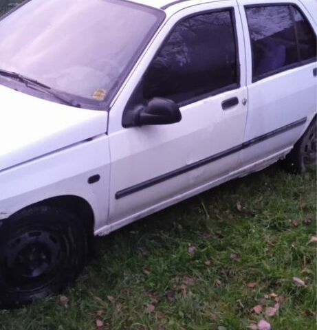 Білий Рено Кліо, об'ємом двигуна 1.2 л та пробігом 250 тис. км за 691 $, фото 1 на Automoto.ua