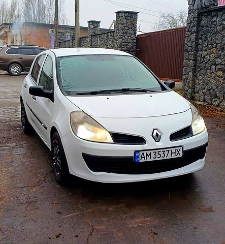 Белый Рено Клио, объемом двигателя 15 л и пробегом 272 тыс. км за 4150 $, фото 1 на Automoto.ua