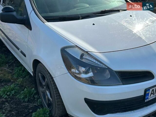 Білий Рено Кліо, об'ємом двигуна 1.46 л та пробігом 205 тис. км за 3500 $, фото 1 на Automoto.ua