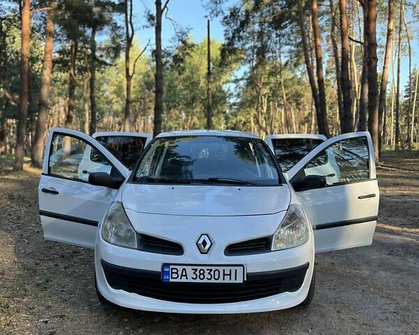 Білий Рено Кліо, об'ємом двигуна 1.46 л та пробігом 272 тис. км за 3700 $, фото 1 на Automoto.ua