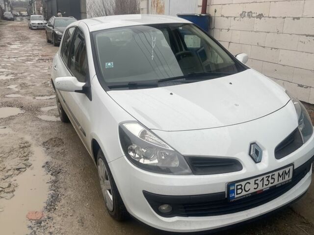 Белый Рено Клио, объемом двигателя 1.1 л и пробегом 174 тыс. км за 3400 $, фото 1 на Automoto.ua