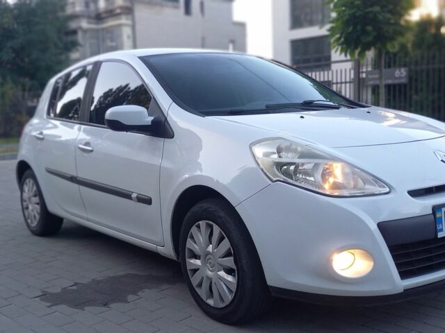 Белый Рено Клио, объемом двигателя 0 л и пробегом 310 тыс. км за 5350 $, фото 1 на Automoto.ua