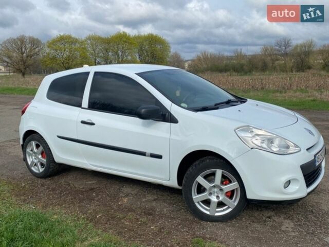 Белый Рено Клио, объемом двигателя 1.46 л и пробегом 180 тыс. км за 5999 $, фото 1 на Automoto.ua