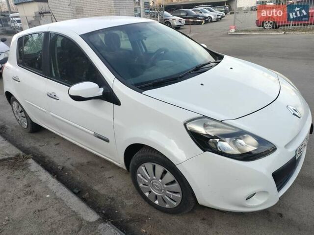 Белый Рено Клио, объемом двигателя 1.5 л и пробегом 226 тыс. км за 5300 $, фото 1 на Automoto.ua