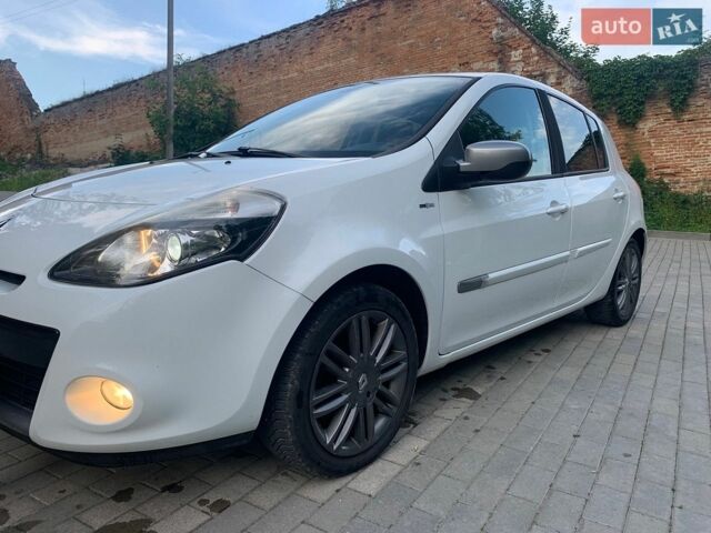 Білий Рено Кліо, об'ємом двигуна 1.6 л та пробігом 186 тис. км за 7950 $, фото 1 на Automoto.ua