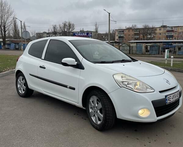 Белый Рено Клио, объемом двигателя 1.5 л и пробегом 105 тыс. км за 5500 $, фото 1 на Automoto.ua