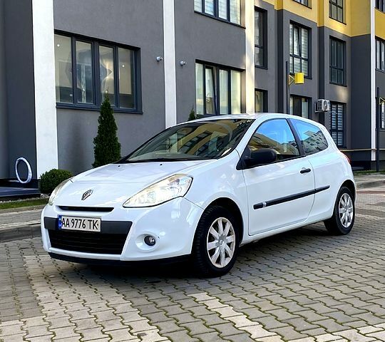 Белый Рено Клио, объемом двигателя 1.5 л и пробегом 212 тыс. км за 4600 $, фото 1 на Automoto.ua