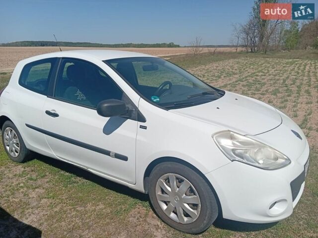 Белый Рено Клио, объемом двигателя 1.15 л и пробегом 158 тыс. км за 4600 $, фото 1 на Automoto.ua