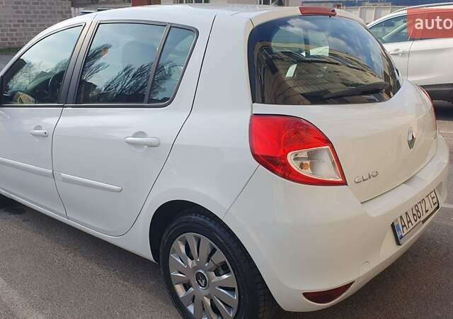 Білий Рено Кліо, об'ємом двигуна 1.5 л та пробігом 200 тис. км за 4300 $, фото 1 на Automoto.ua