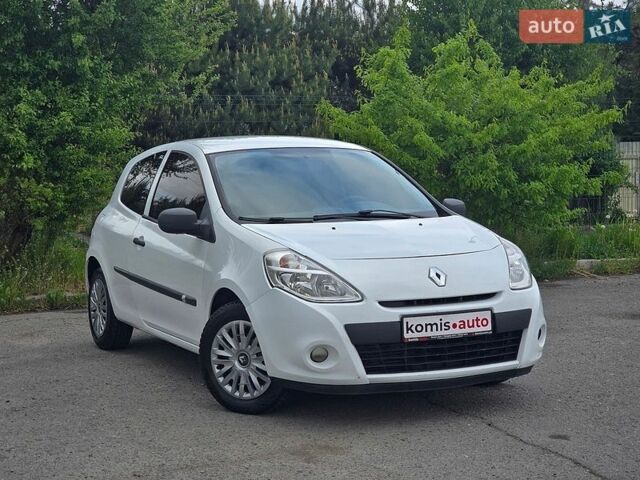 Белый Рено Клио, объемом двигателя 1.5 л и пробегом 202 тыс. км за 3999 $, фото 1 на Automoto.ua