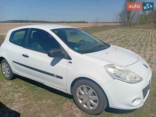 Белый Рено Клио, объемом двигателя 1.15 л и пробегом 158 тыс. км за 5500 $, фото 1 на Automoto.ua