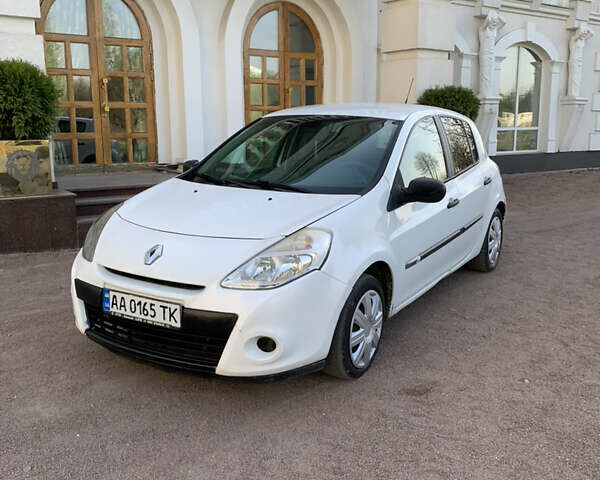 Белый Рено Клио, объемом двигателя 1.5 л и пробегом 360 тыс. км за 3900 $, фото 1 на Automoto.ua