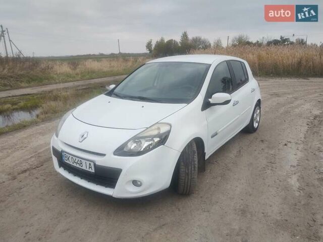 Рено Клио 2012 в Дубно на Automoto.ua Белый Рено Клио, объемом двигателя 1.46 л и пробегом 215 тыс. км за 4999 $, фото 1 на Automoto.ua