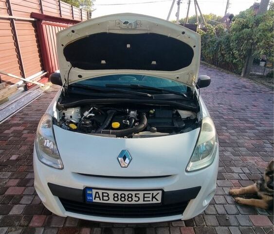 Белый Рено Клио, объемом двигателя 1.5 л и пробегом 157 тыс. км за 4800 $, фото 1 на Automoto.ua