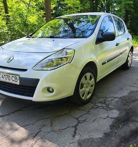 Білий Рено Кліо, об'ємом двигуна 1.2 л та пробігом 200 тис. км за 5590 $, фото 1 на Automoto.ua