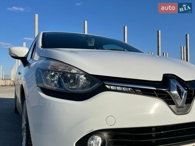 Белый Рено Клио, объемом двигателя 1.5 л и пробегом 170 тыс. км за 10000 $, фото 1 на Automoto.ua