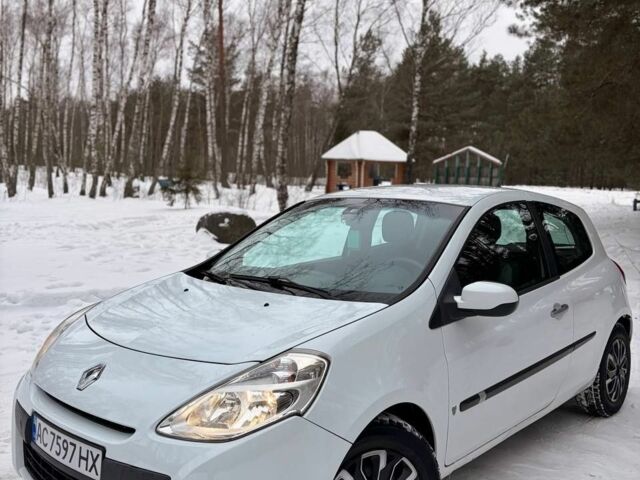 Білий Рено Кліо, об'ємом двигуна 1.1 л та пробігом 200 тис. км за 3800 $, фото 1 на Automoto.ua