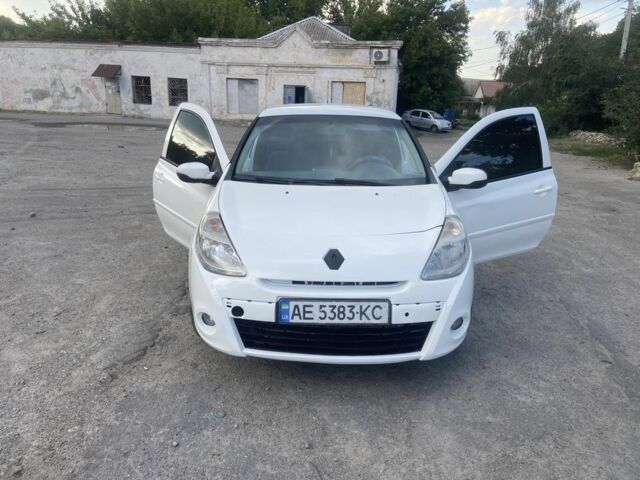 Белый Рено Клио, объемом двигателя 1.5 л и пробегом 326 тыс. км за 3300 $, фото 1 на Automoto.ua