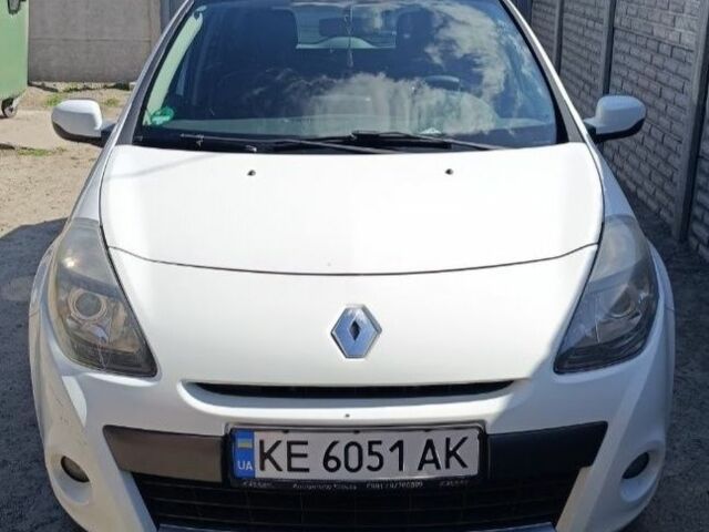 Белый Рено Клио, объемом двигателя 1.1 л и пробегом 270 тыс. км за 4700 $, фото 1 на Automoto.ua