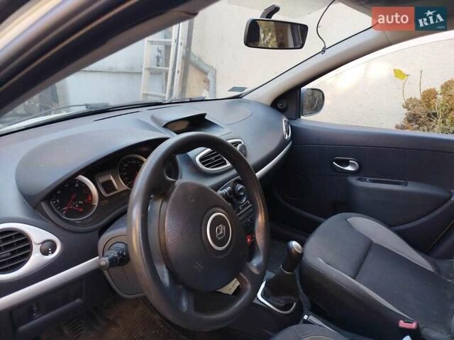 Белый Рено Клио, объемом двигателя 1.46 л и пробегом 228 тыс. км за 4900 $, фото 1 на Automoto.ua