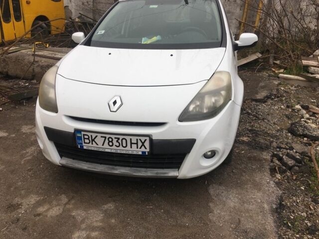 Белый Рено Клио, объемом двигателя 1.5 л и пробегом 300 тыс. км за 3500 $, фото 1 на Automoto.ua