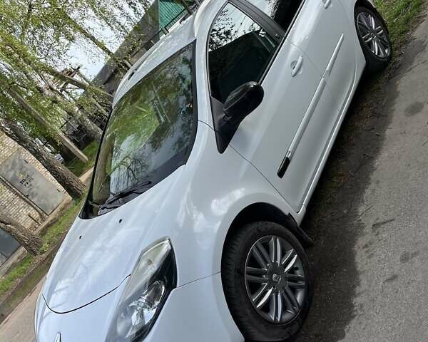 Белый Рено Клио, объемом двигателя 1.2 л и пробегом 200 тыс. км за 5200 $, фото 1 на Automoto.ua