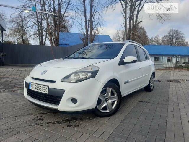 Белый Рено Клио, объемом двигателя 1.5 л и пробегом 299 тыс. км за 4800 $, фото 1 на Automoto.ua