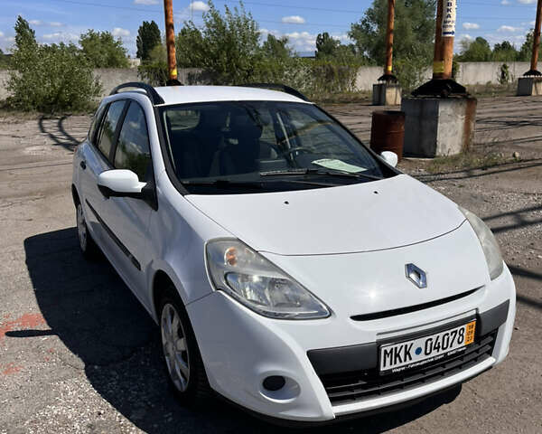 Белый Рено Клио, объемом двигателя 1.2 л и пробегом 150 тыс. км за 6800 $, фото 1 на Automoto.ua