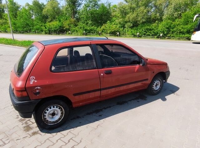 Красный Рено Клио, объемом двигателя 1 л и пробегом 230 тыс. км за 400 $, фото 1 на Automoto.ua