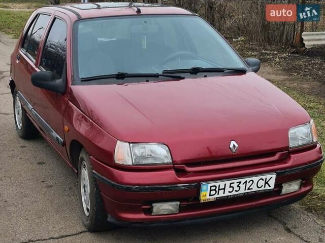 Красный Рено Клио, объемом двигателя 1.4 л и пробегом 240 тыс. км за 1200 $, фото 1 на Automoto.ua